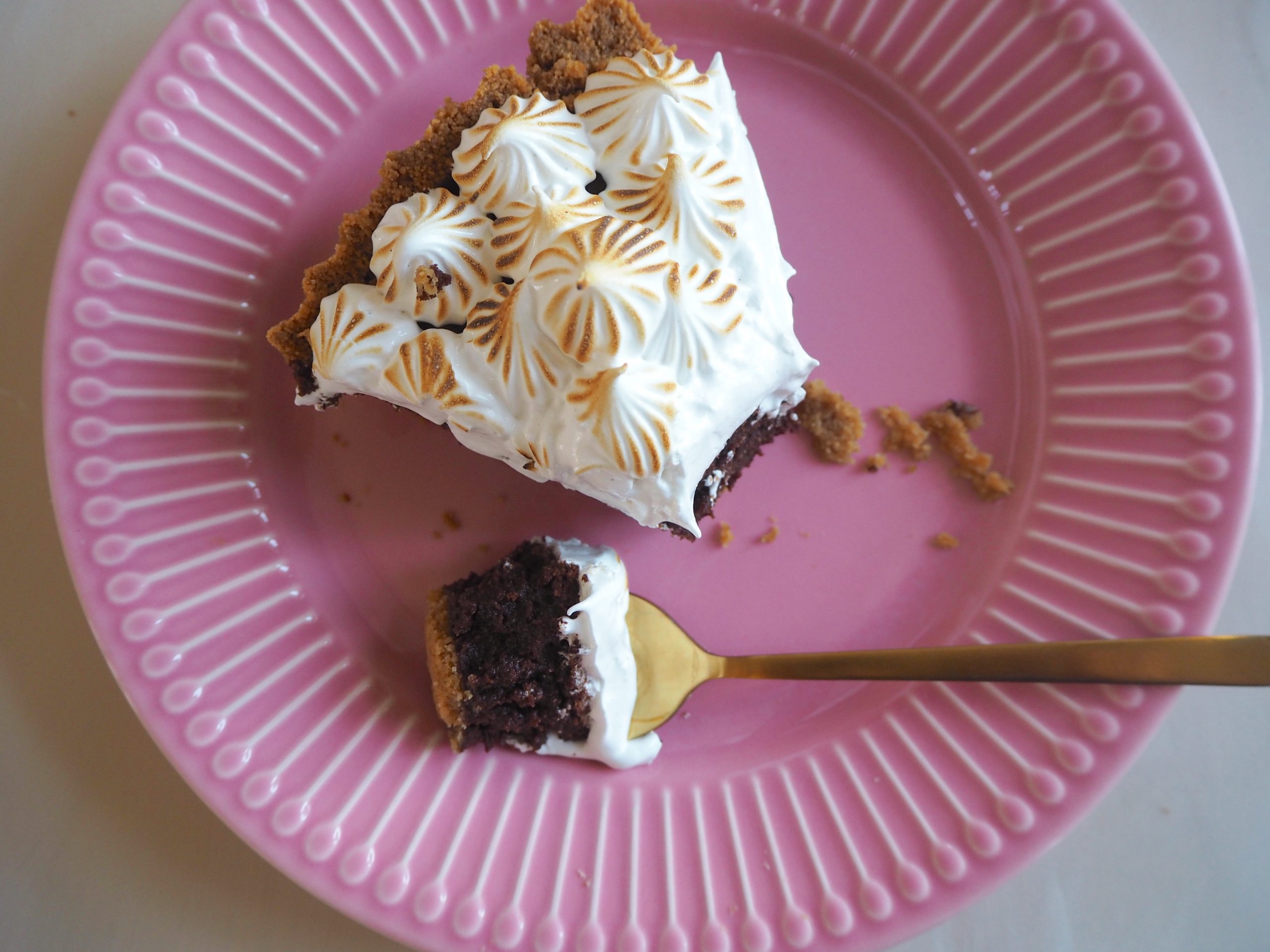 mønster Jeg har erkendt det Peep Chokoladetærte med skumfidusfrosting og kiks - Cakewoman.dk