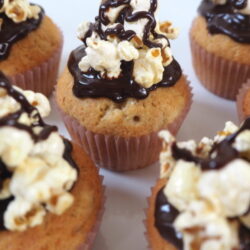 Banancupcakes med karamel, popcorn og chokolade