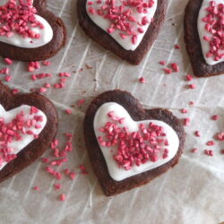 Hjerteformede småkager med chokolade opskrift