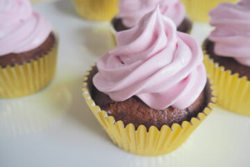 Chokoladecupcakes med hindbærskum