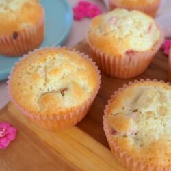 Rababermuffins med marcipan opskrift