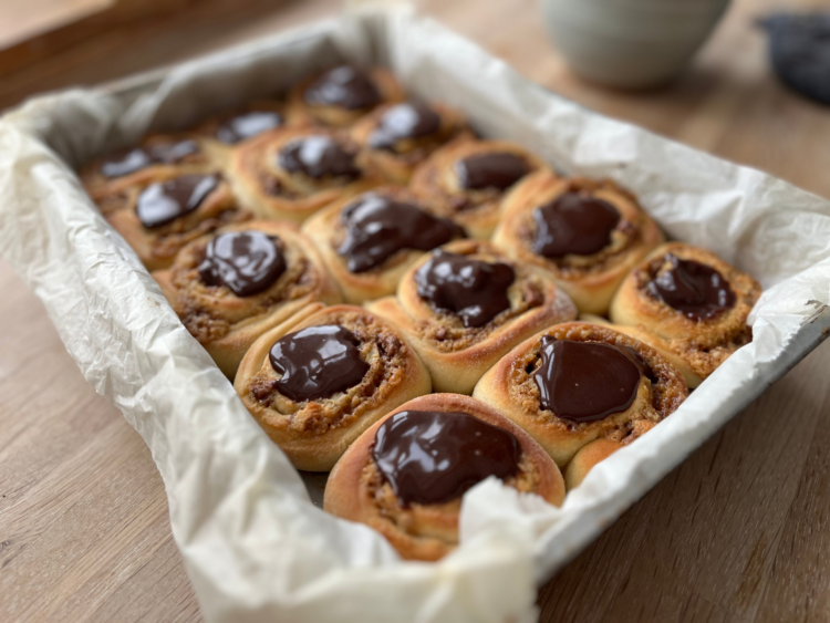 Koldhævet chokoladesneglekage i bradepande